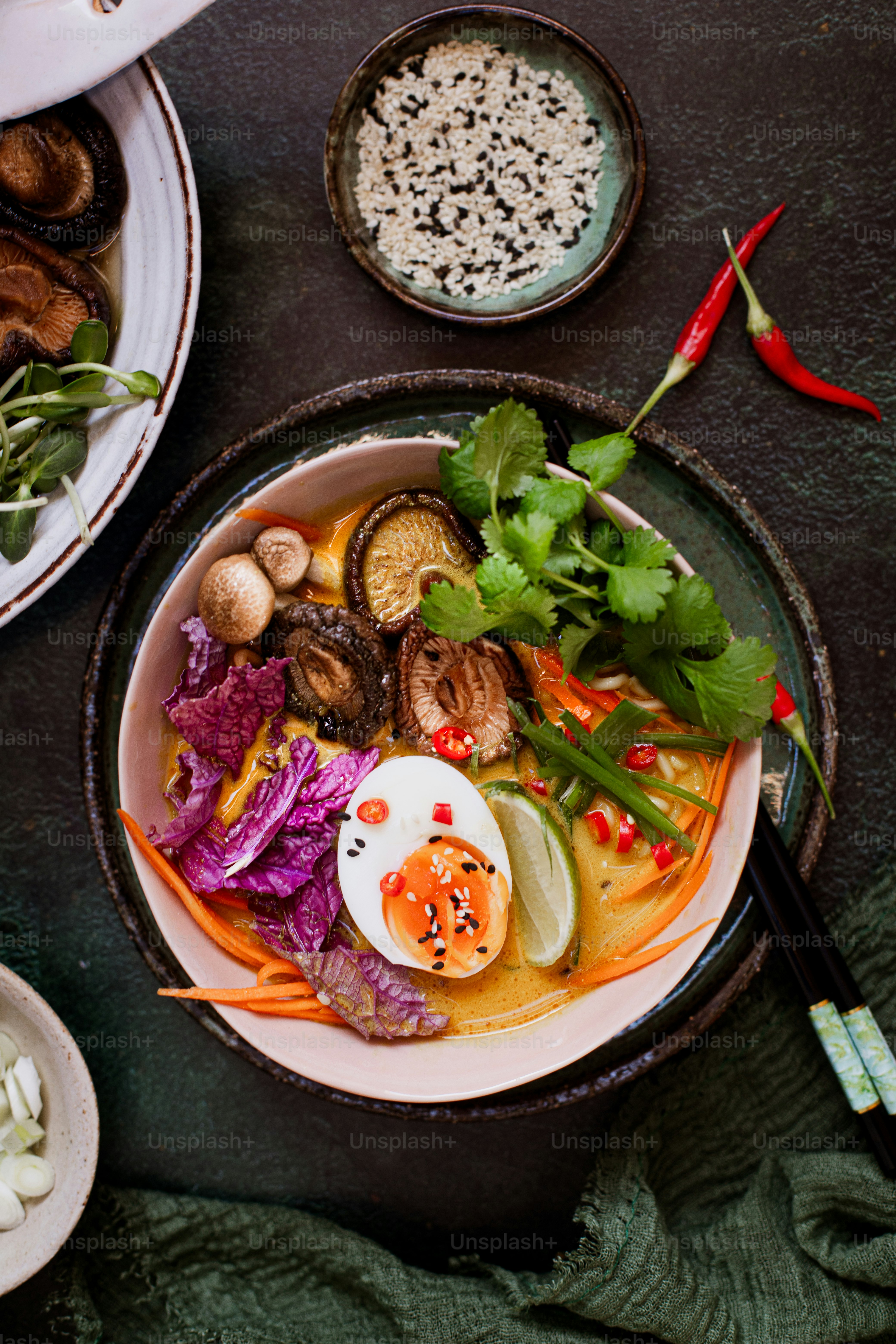 un tazón de comida en una mesa con palillos
