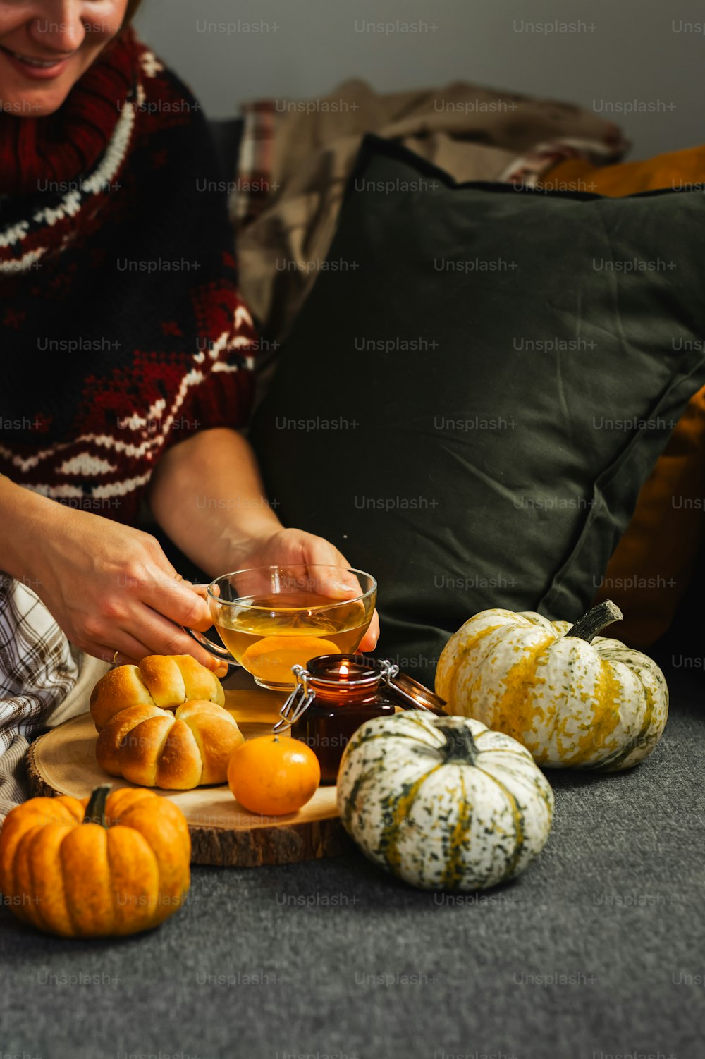 Una mujer sentada en un sofá sosteniendo una copa de vino