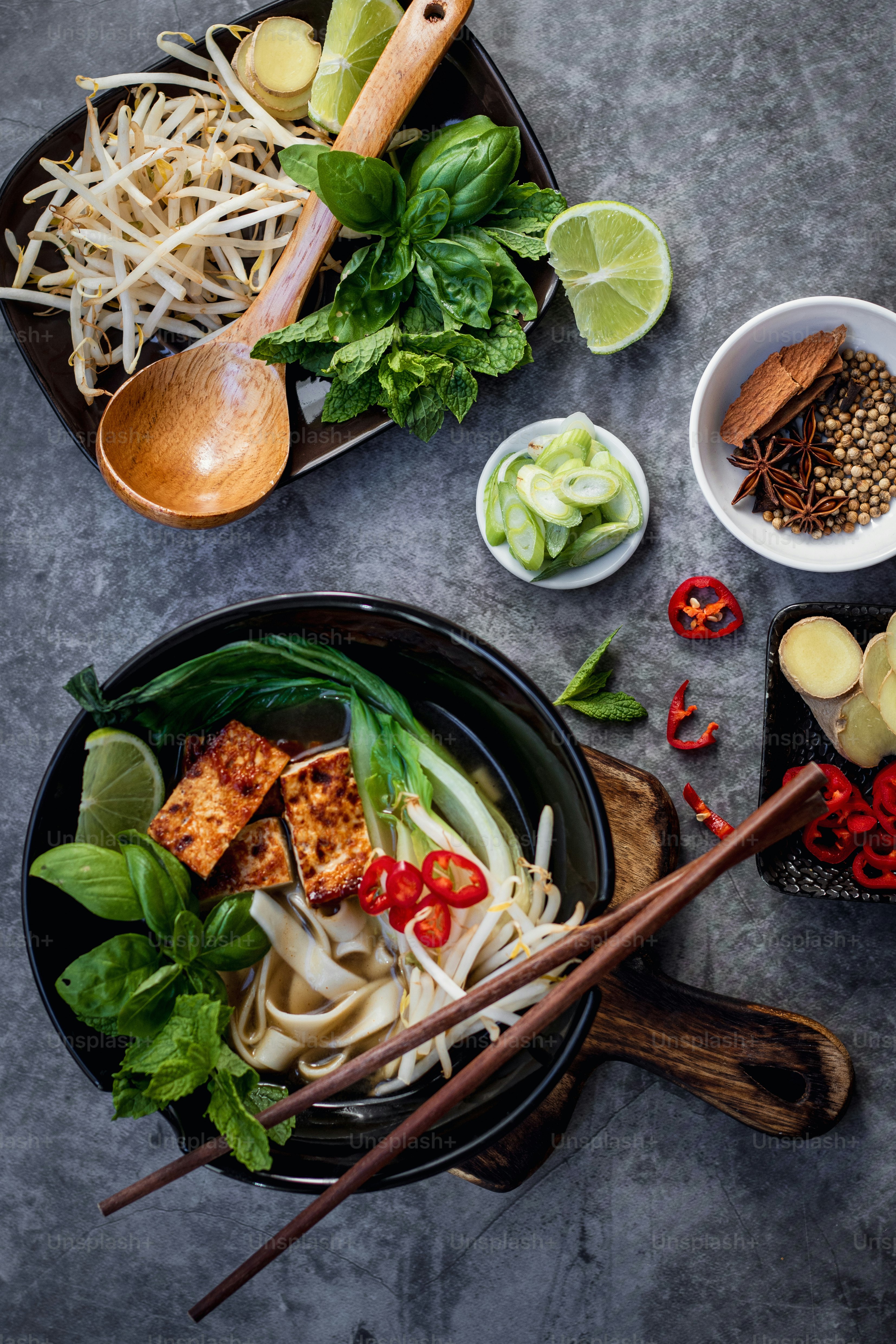 食べ物と箸のボウルで覆われたテーブル