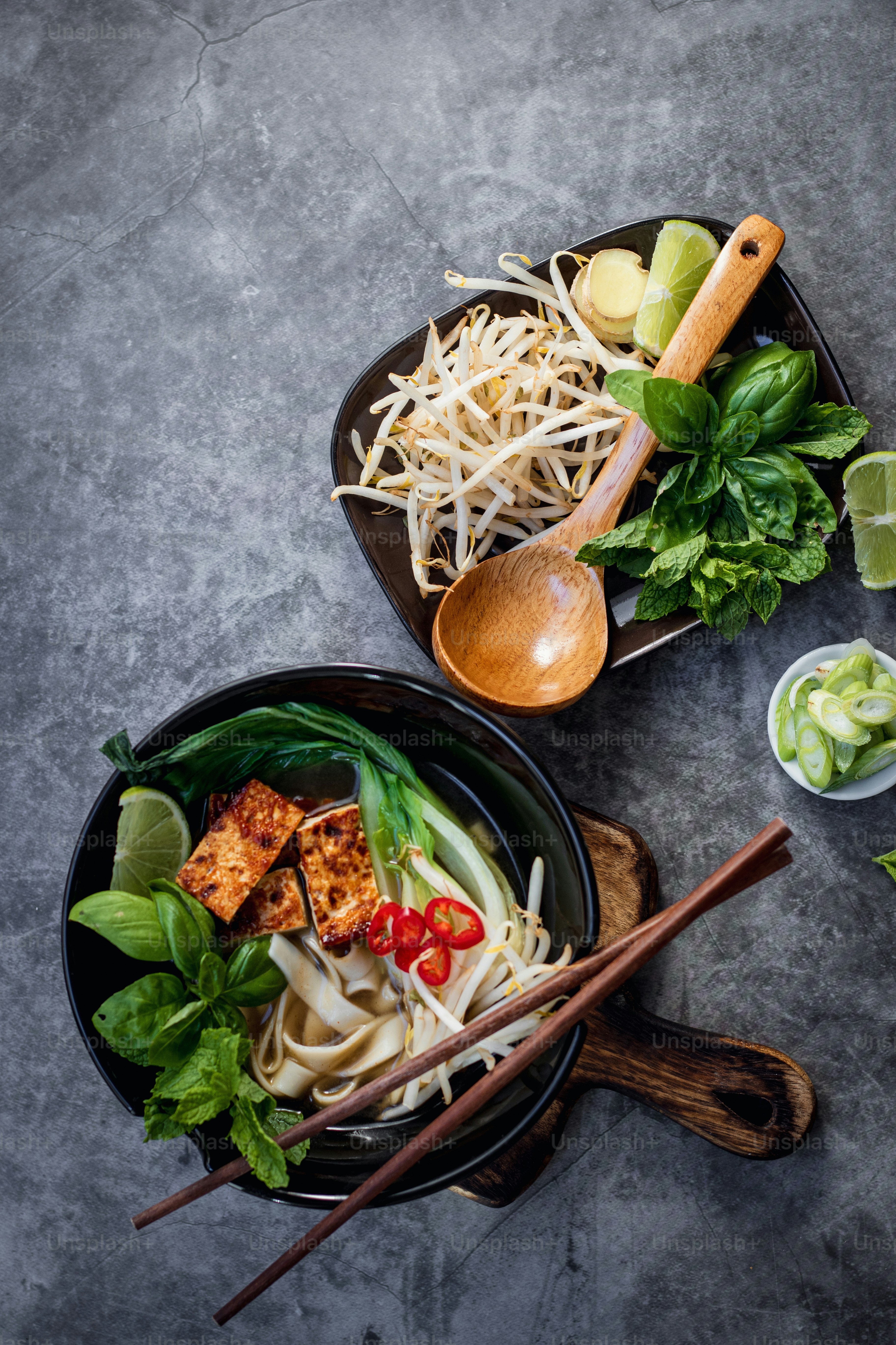 テーブルの上に食べ物のボウルのカップル