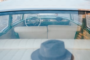 El interior de un coche con un sombrero en el salpicadero
