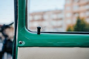 バスの緑のドアのクローズアップ