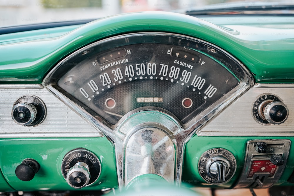Nahaufnahme eines Tachometers auf einem grünen Auto