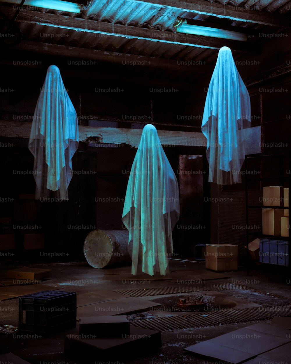 Un par de estatuas fantasmas en una habitación oscura