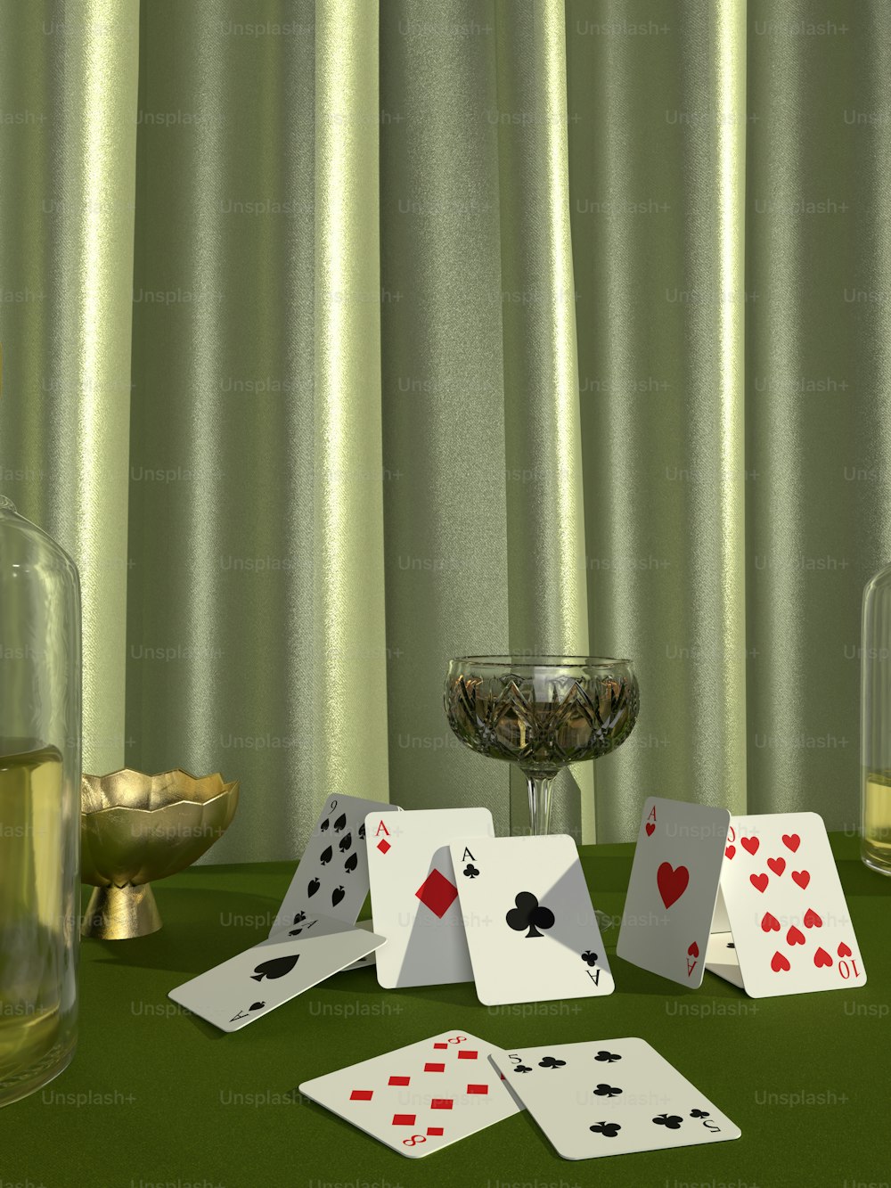 와인 한 잔 옆에 카드 놀이가 놓인 테이블