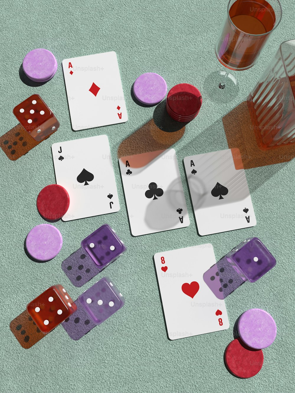 um grupo de cartas de baralho e dados em uma mesa