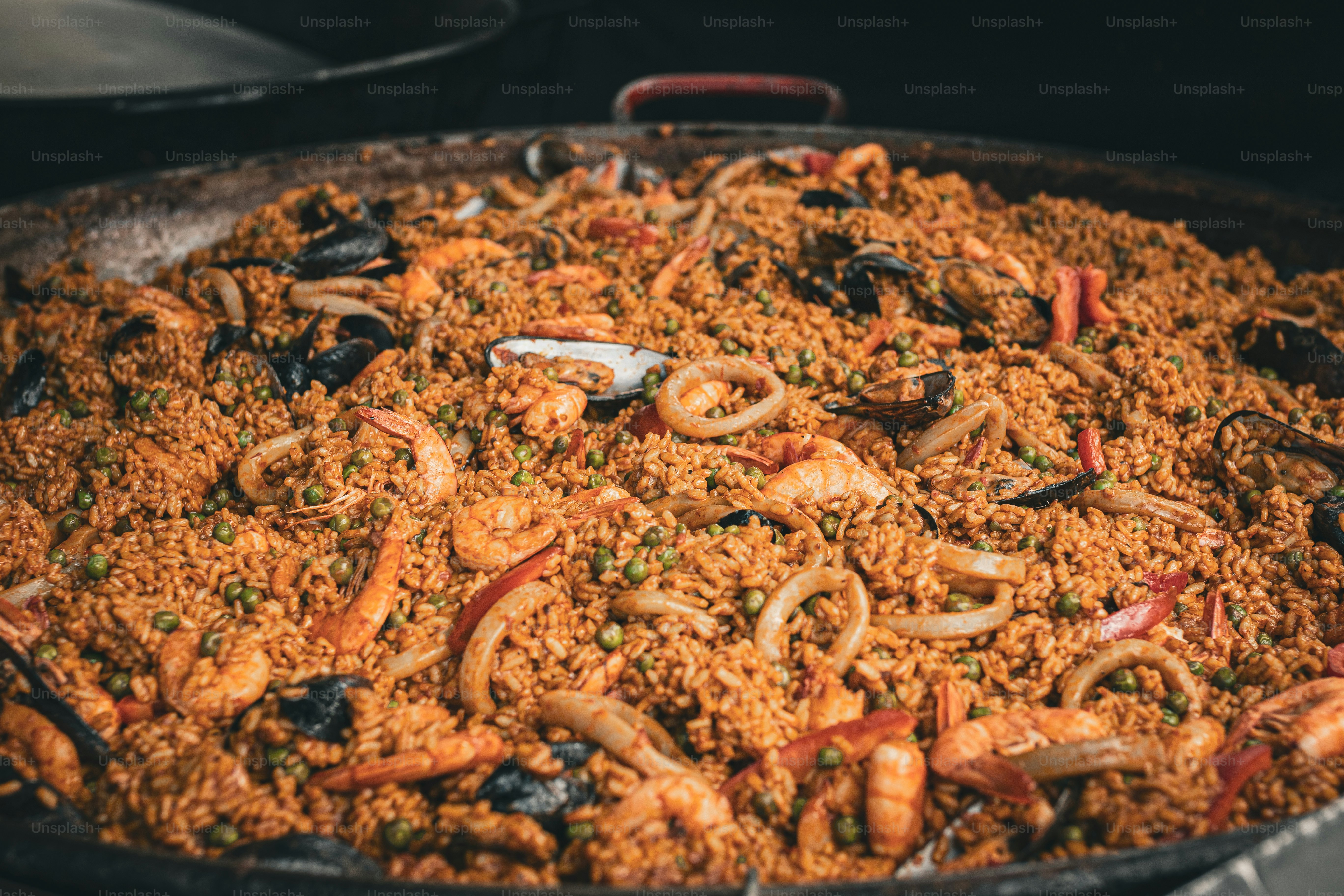 una gran sartén de comida con camarones, camarones y mejillones
