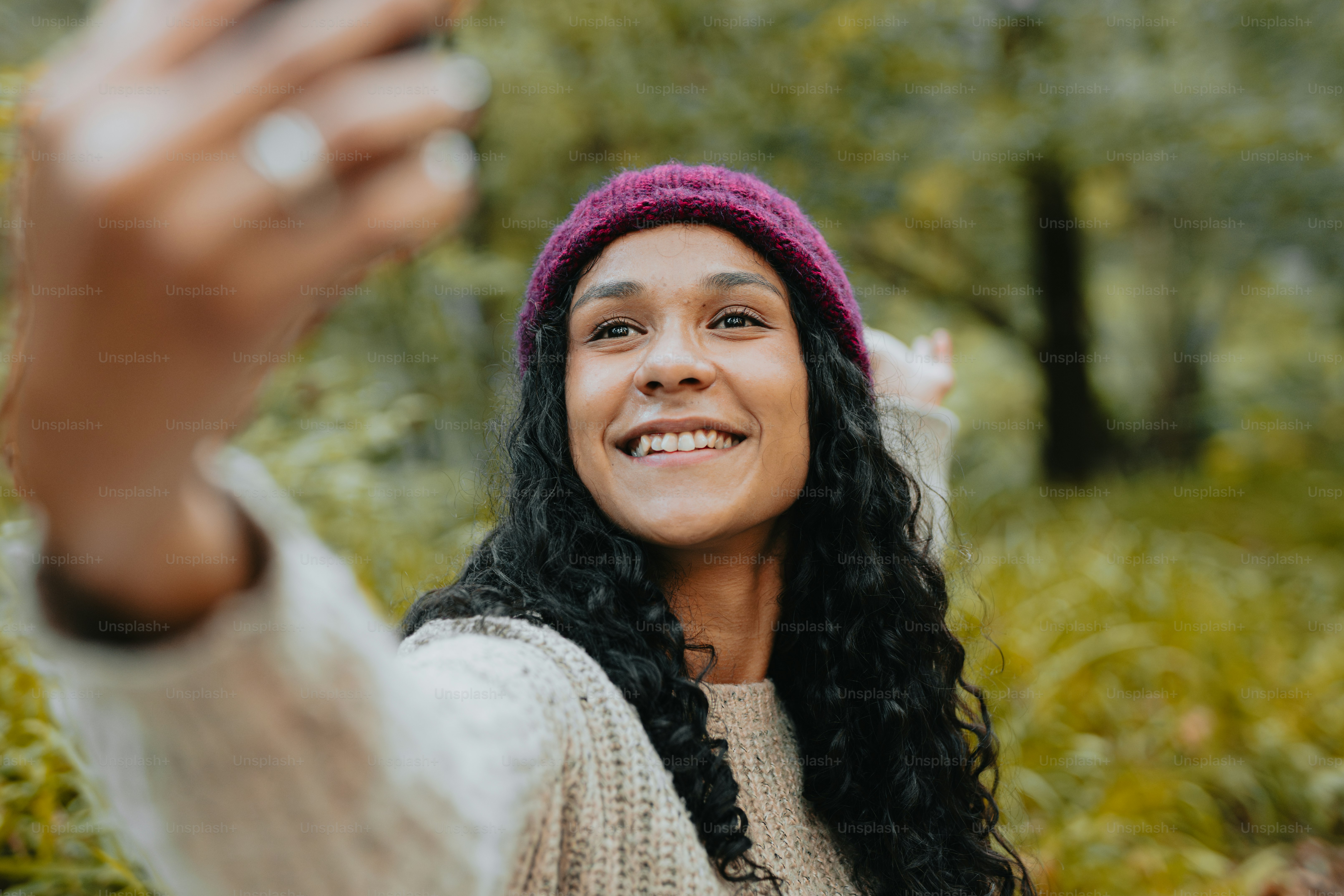 eine frau, die ein foto mit ihrem handy macht