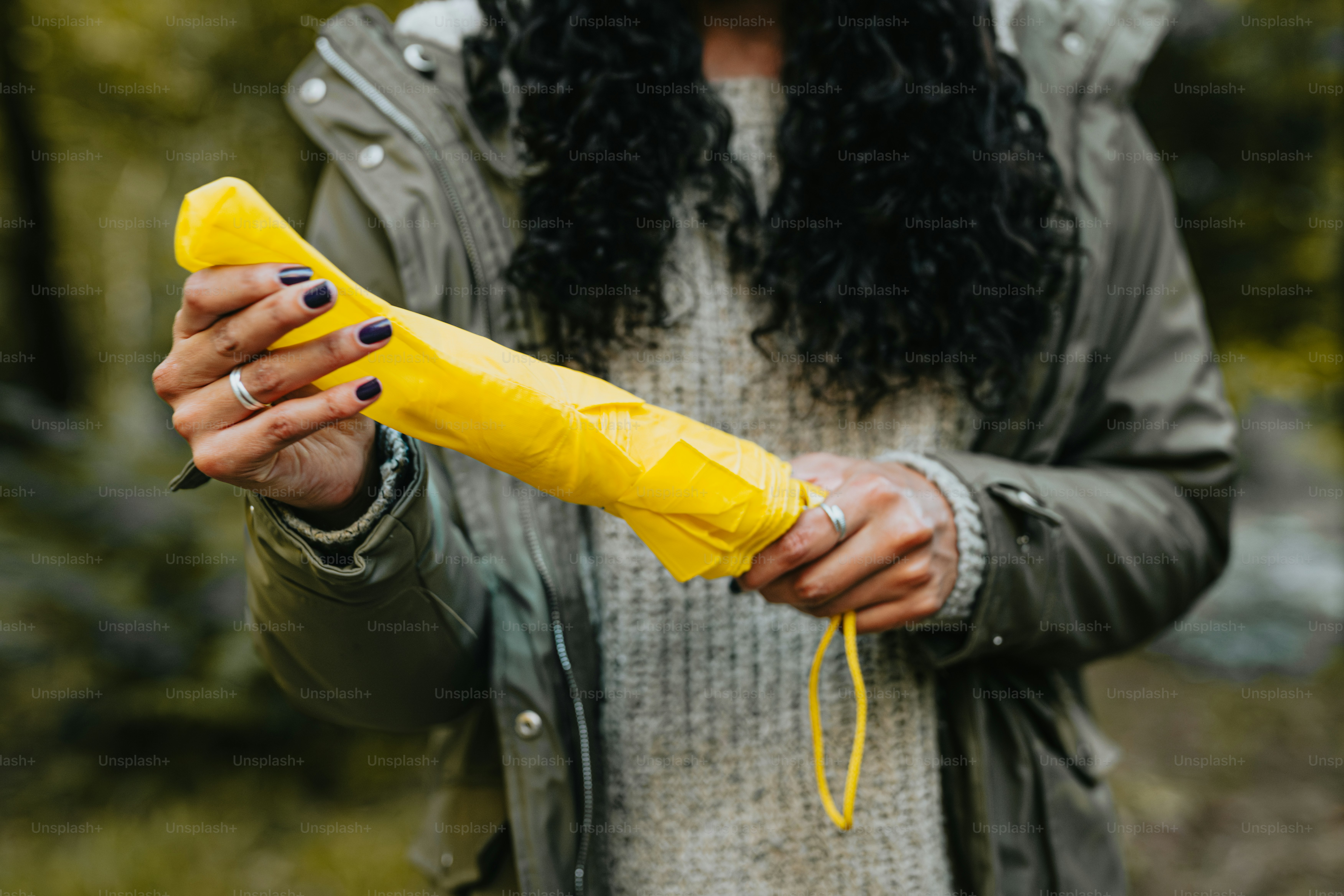 Eine Frau, die eine Banane in der Hand hält
