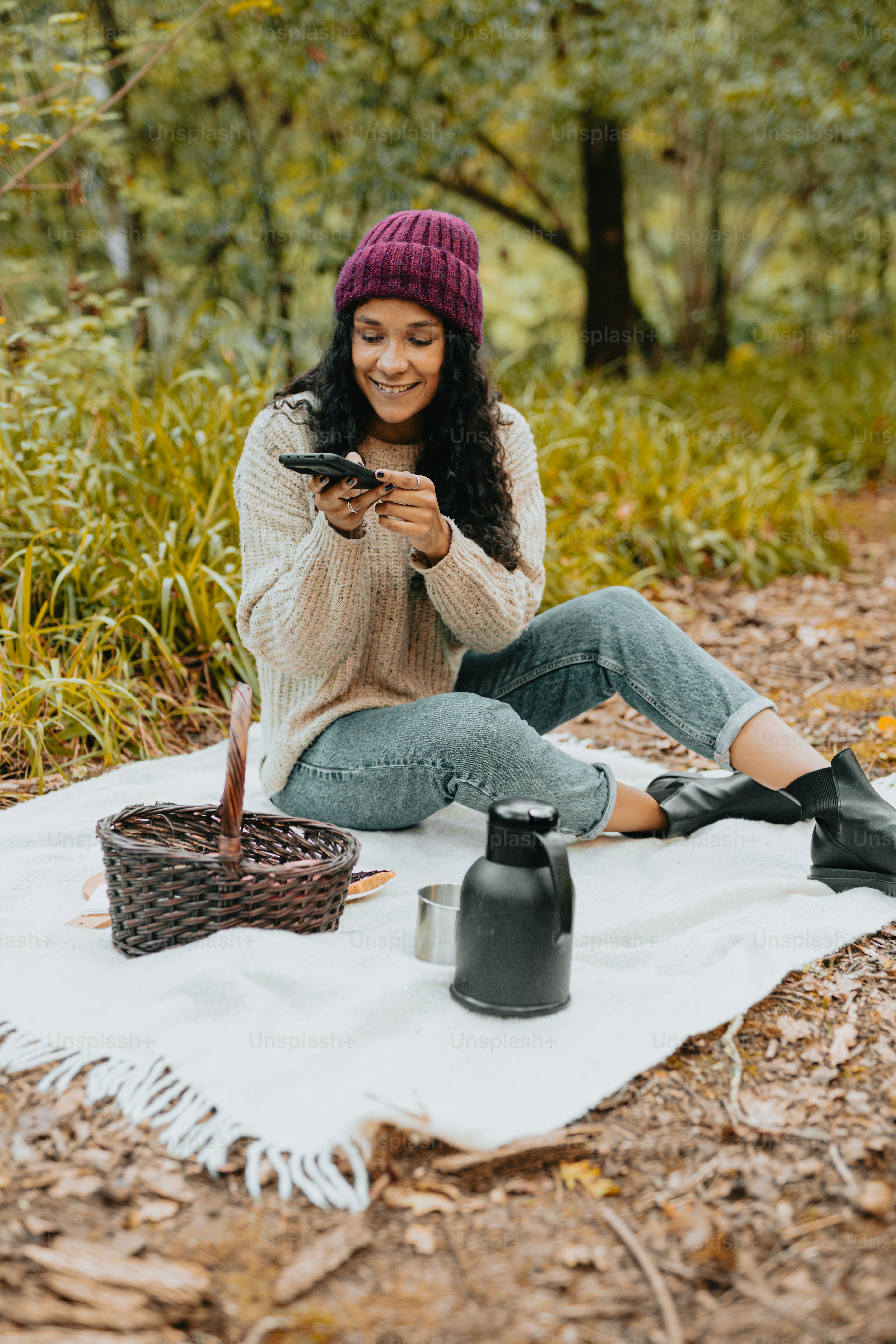 A woman sitting on a blanket in the woods photo – Nature Image on Unsplash
