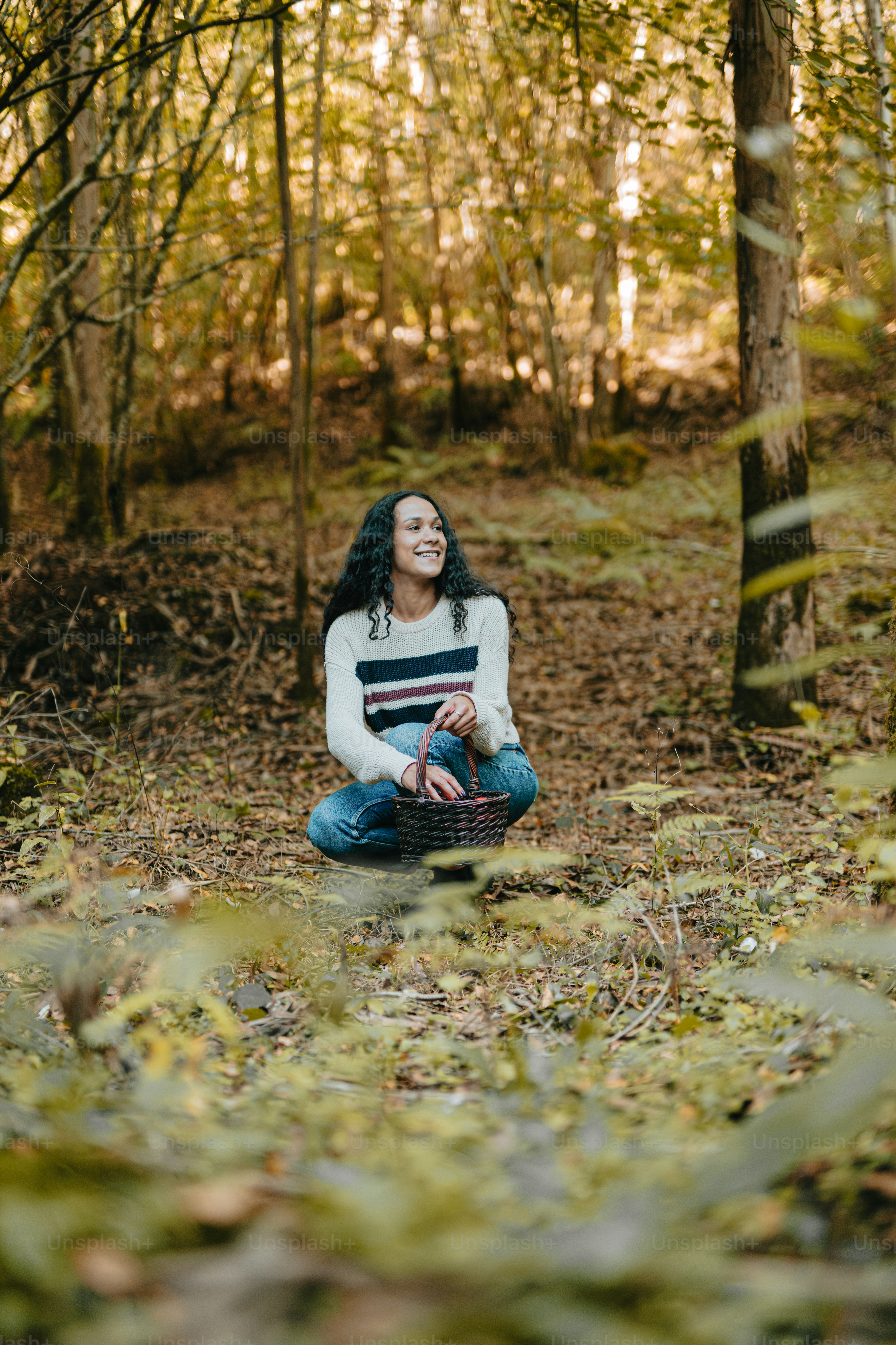A woman sitting on a blanket in the woods photo – Nature Image on Unsplash