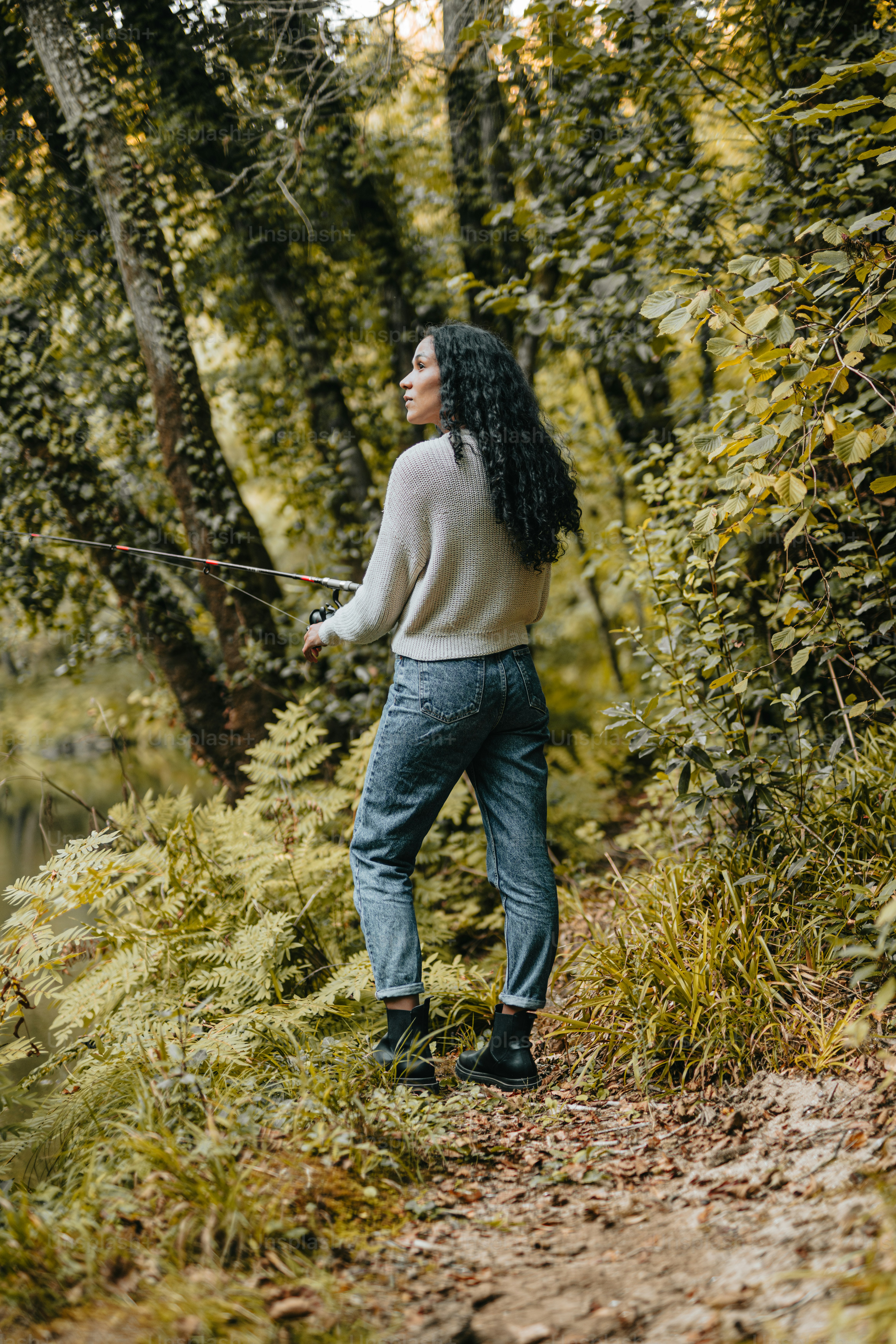 Eine Frau, die auf einem Pfad im Wald steht