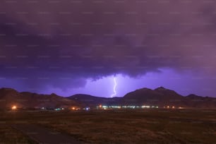 Un rayo se ve en el cielo sobre una cadena montañosa