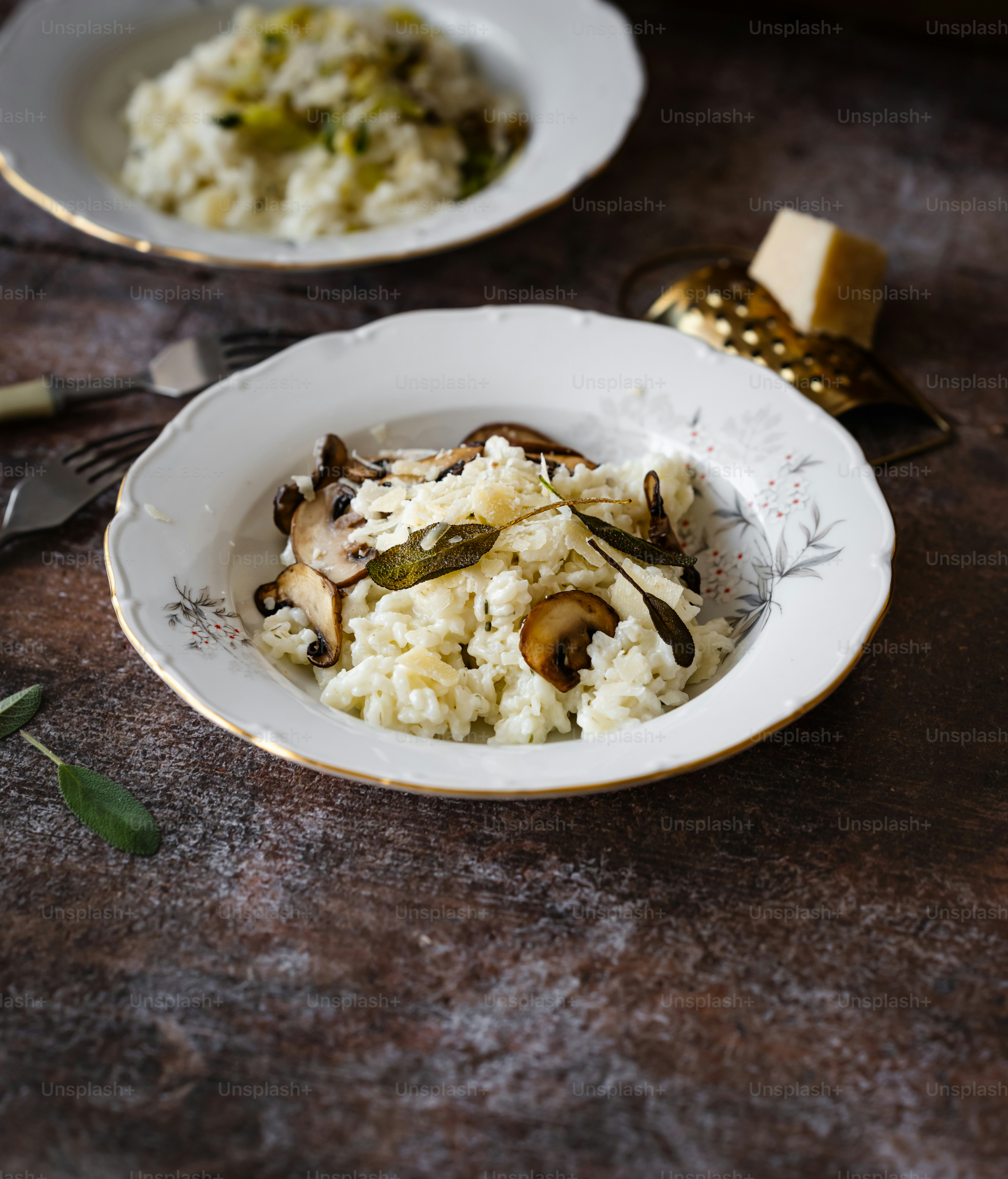ein Teller Reis mit Pilzen darauf