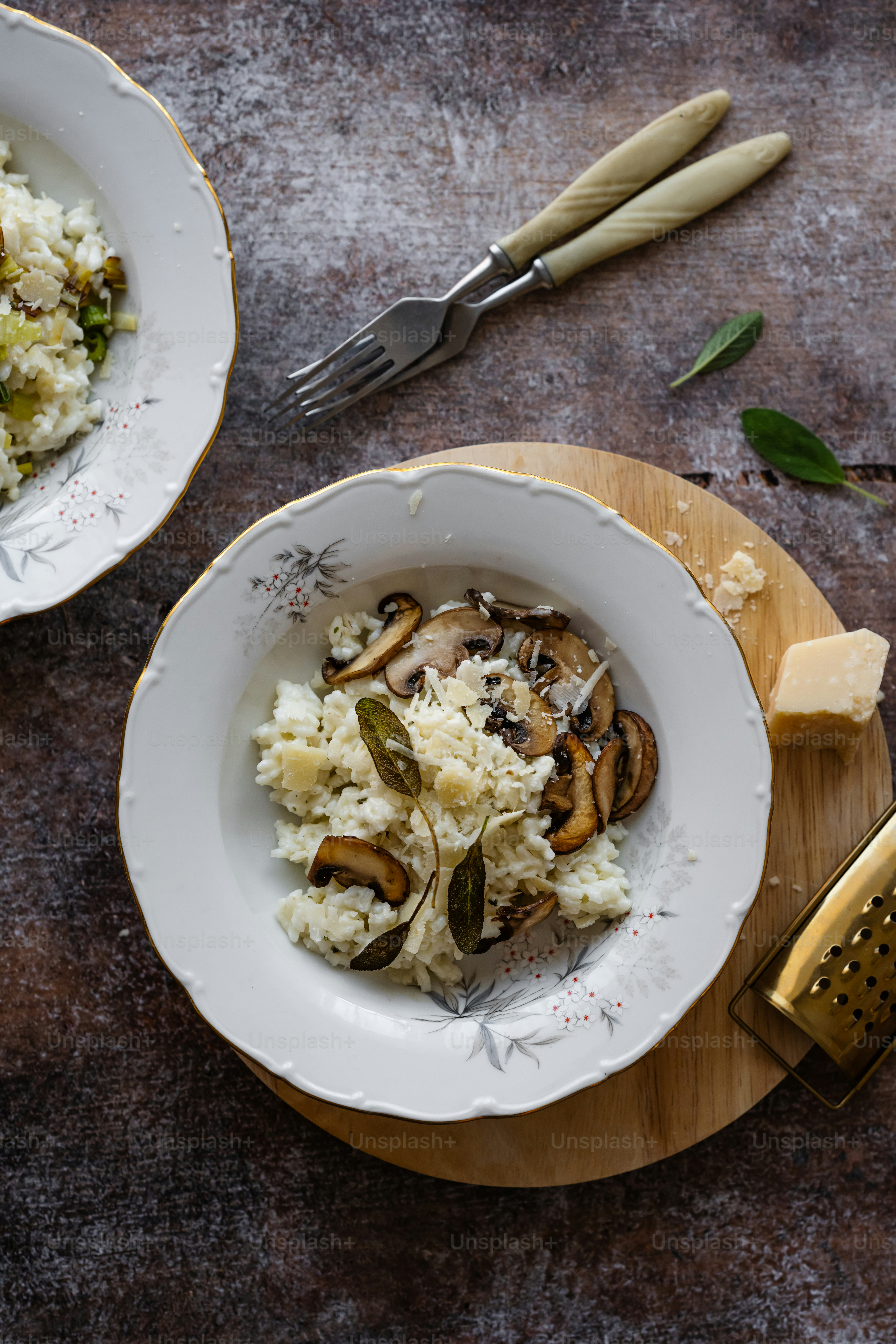 Zwei Schüsseln mit Essen auf einem Tisch mit Utensilien
