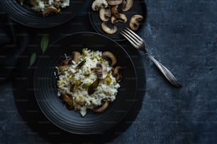 dois pratos de comida com cogumelos e arroz