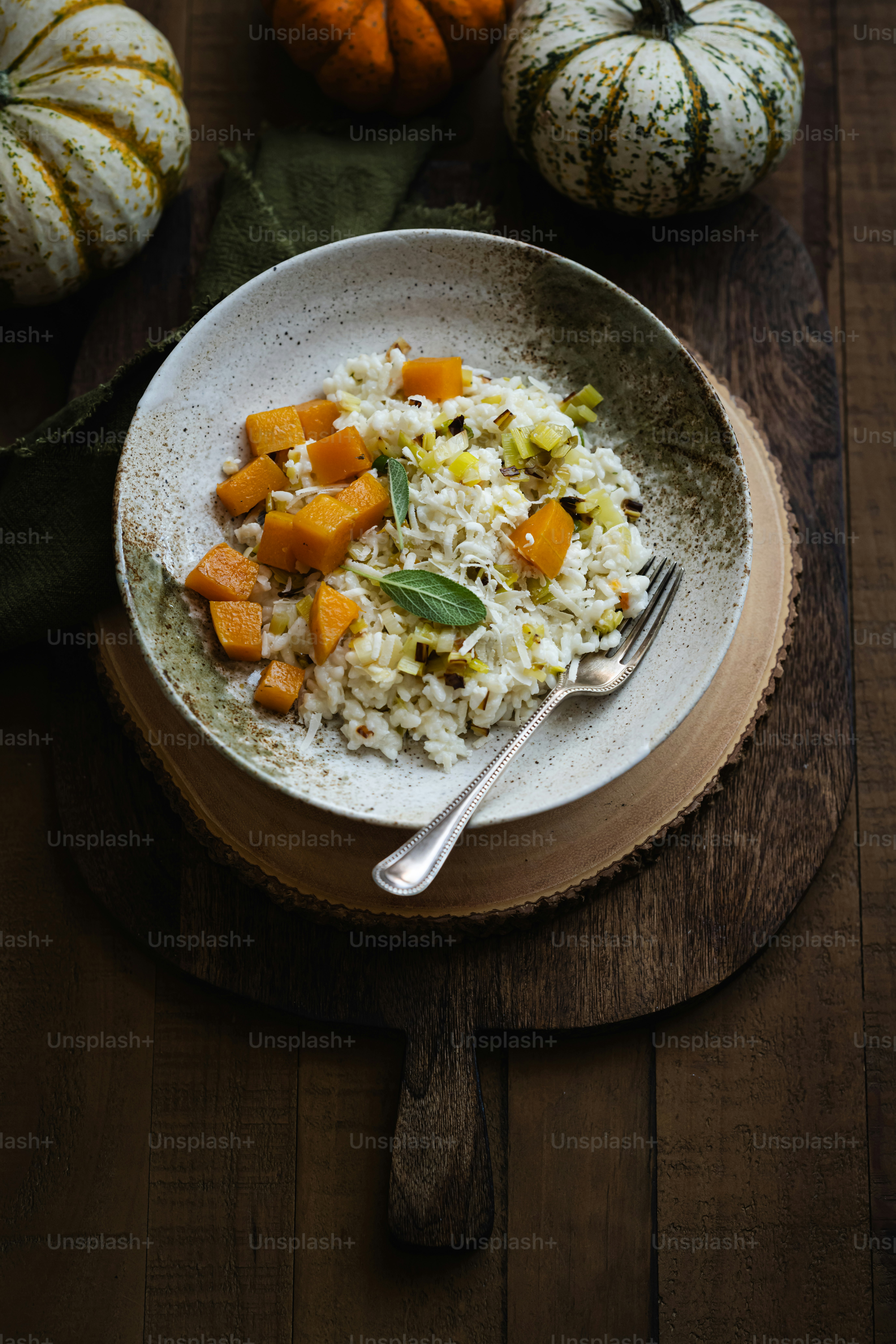uma tigela de arroz e legumes em uma mesa de madeira