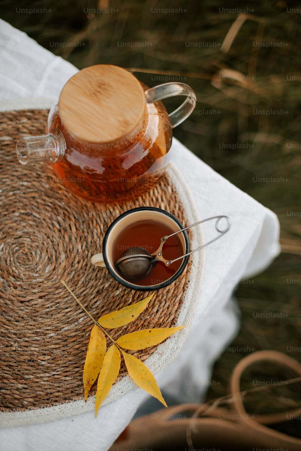 uma xícara de chá e um bule sobre uma mesa