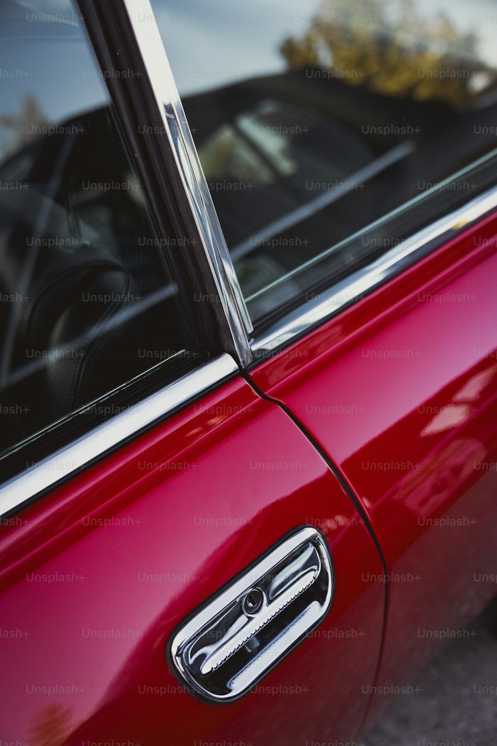 um close up de um carro vermelho com a porta aberta