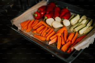 uma bandeja de legumes cortados em uma mesa