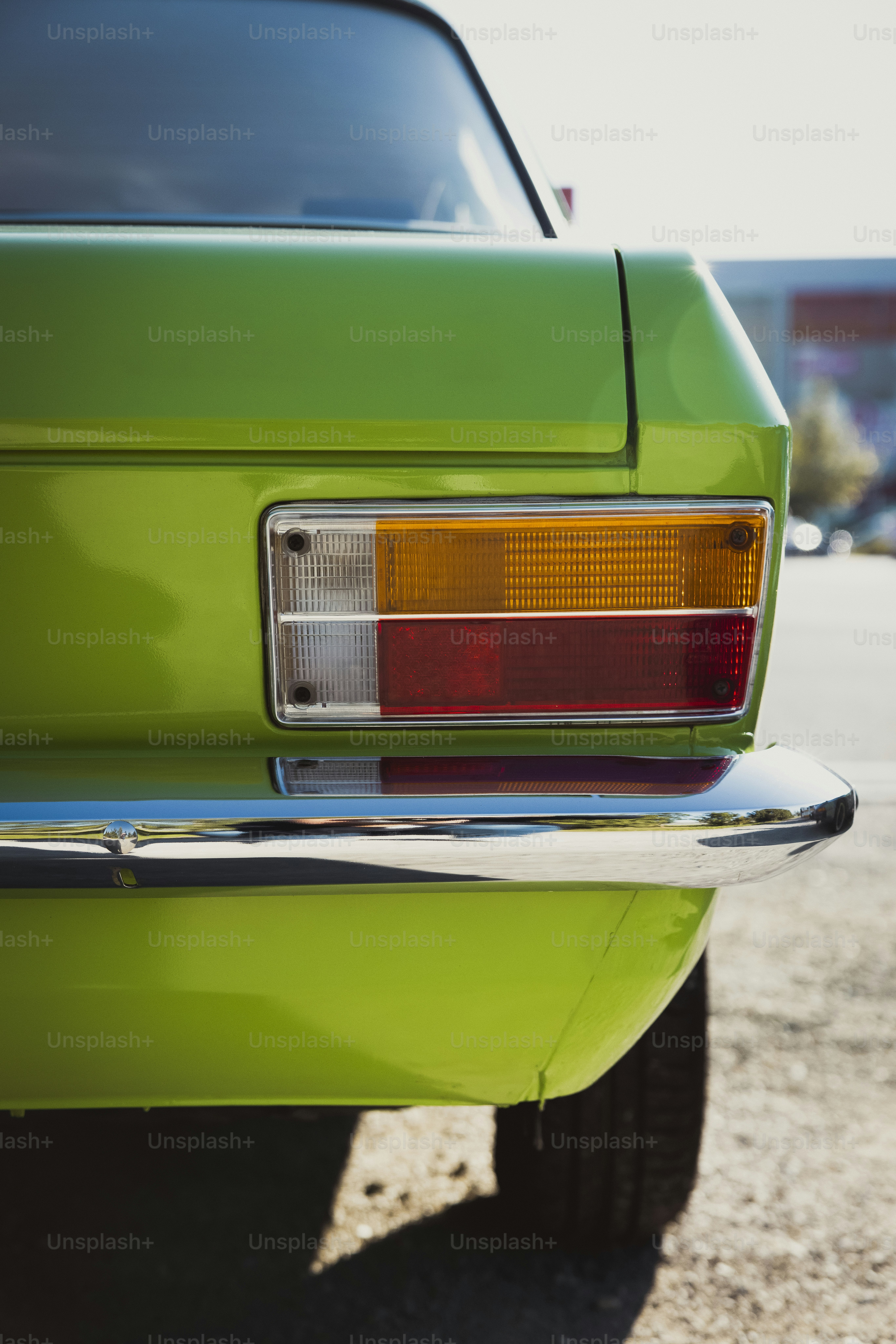 Nahaufnahme des Rücklichts eines grünen Autos