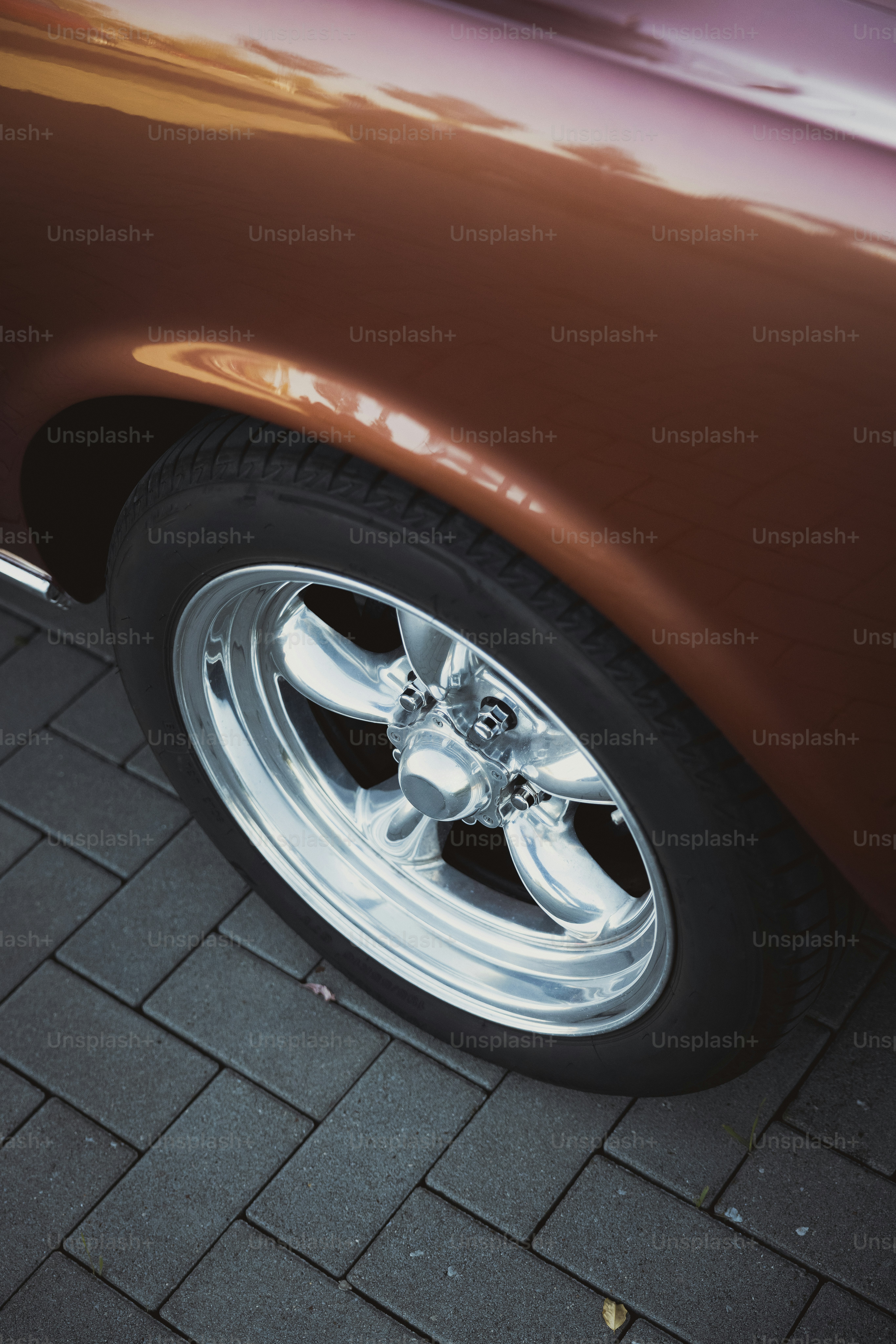 A close up of the front end of a car photo – Car Image on Unsplash