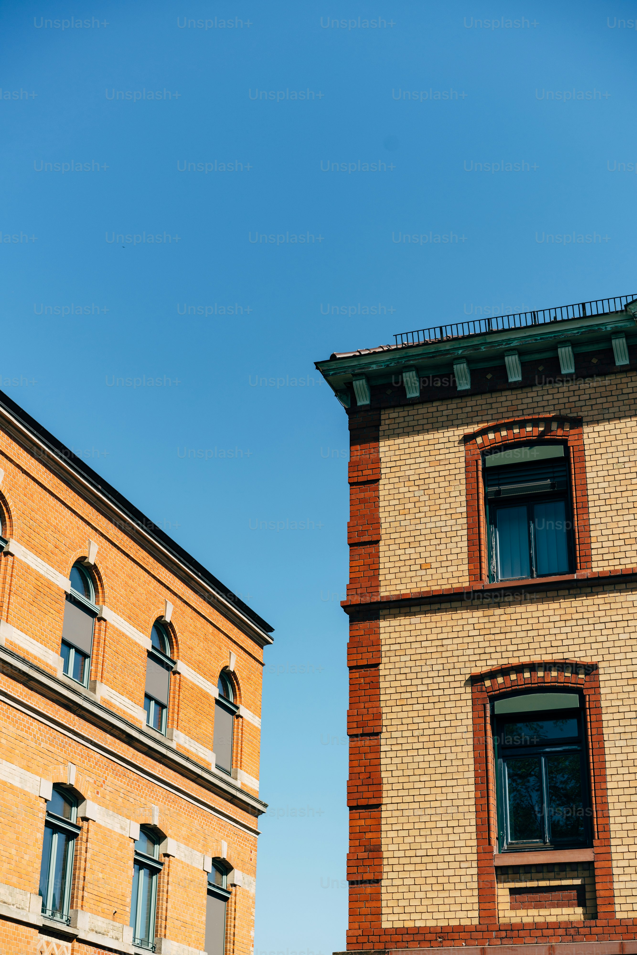 높은 벽돌 건물 옆에 앉아있는 높은 벽돌 건물