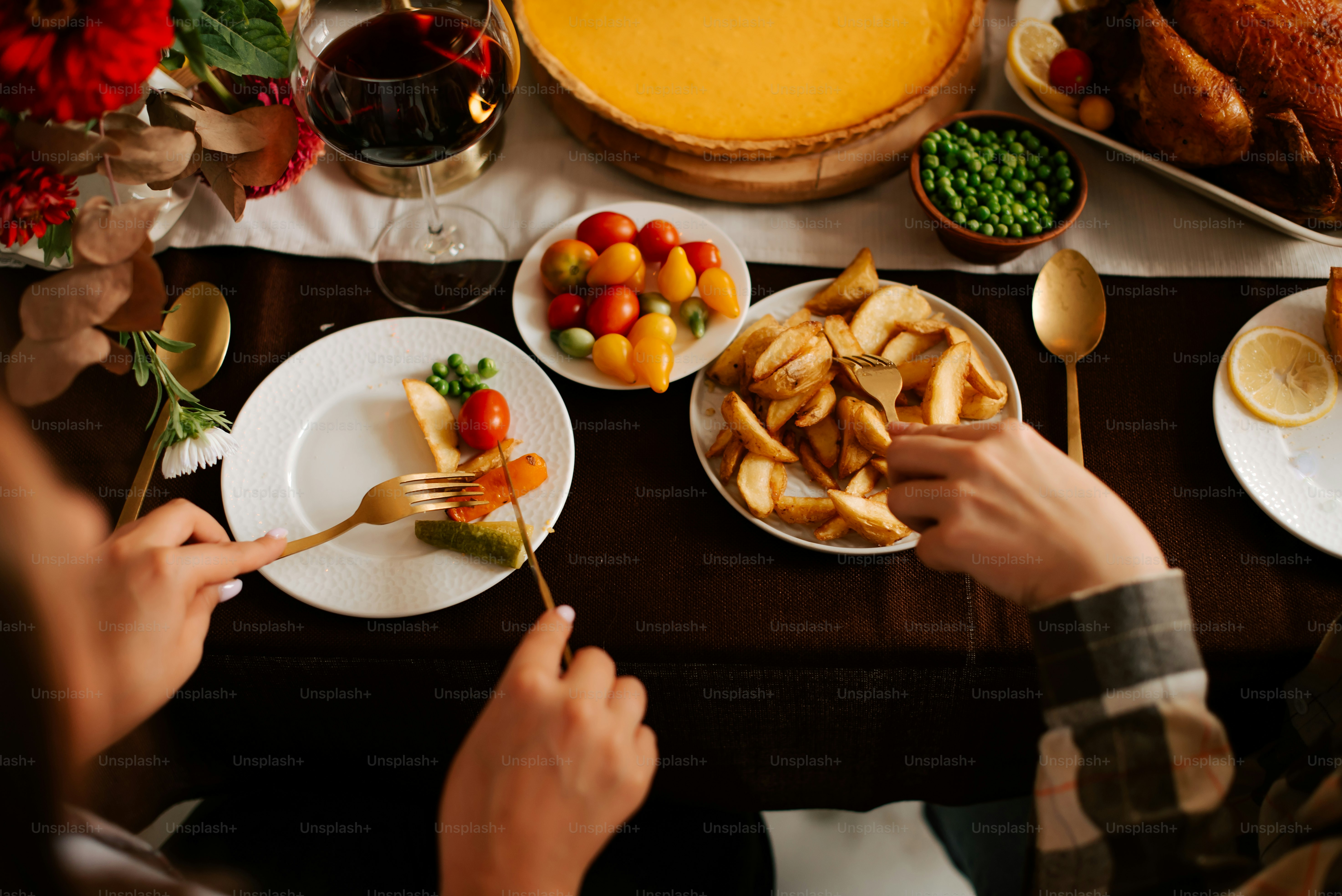 un groupe de personnes assises à une table avec des assiettes de nourriture