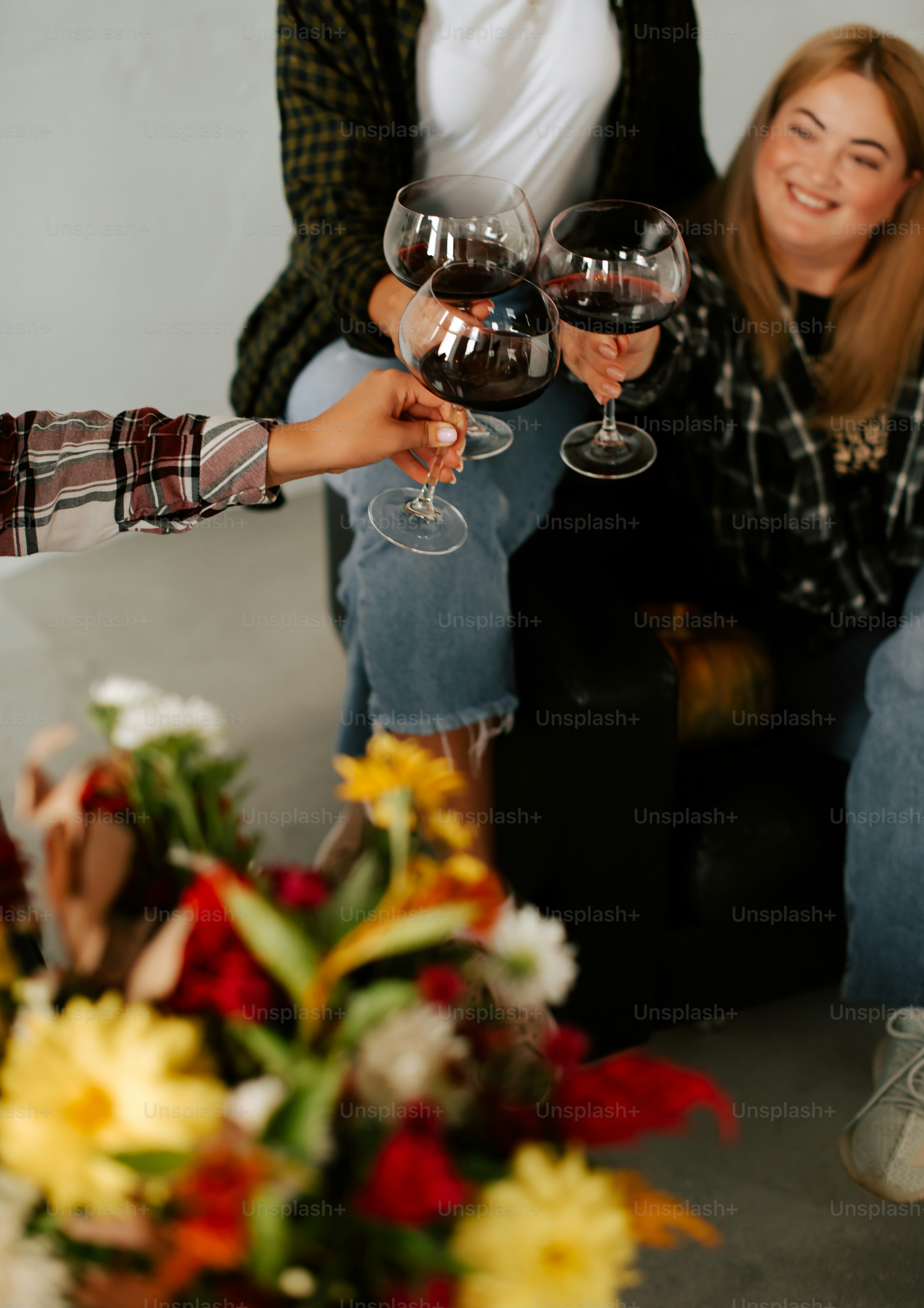 Un groupe de personnes trinquant avec des verres à vin
