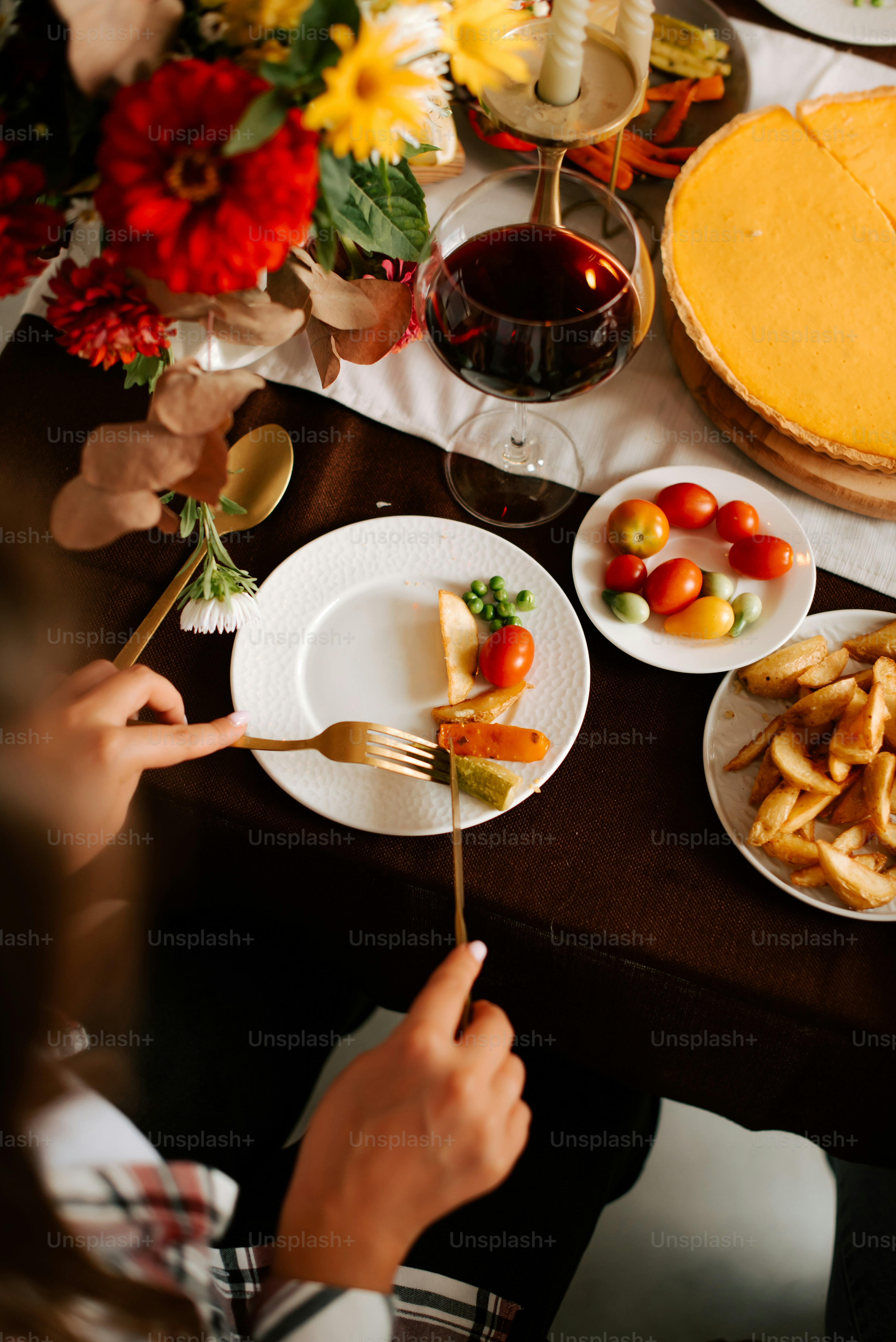 une table surmontée d’assiettes de nourriture et d’une tarte