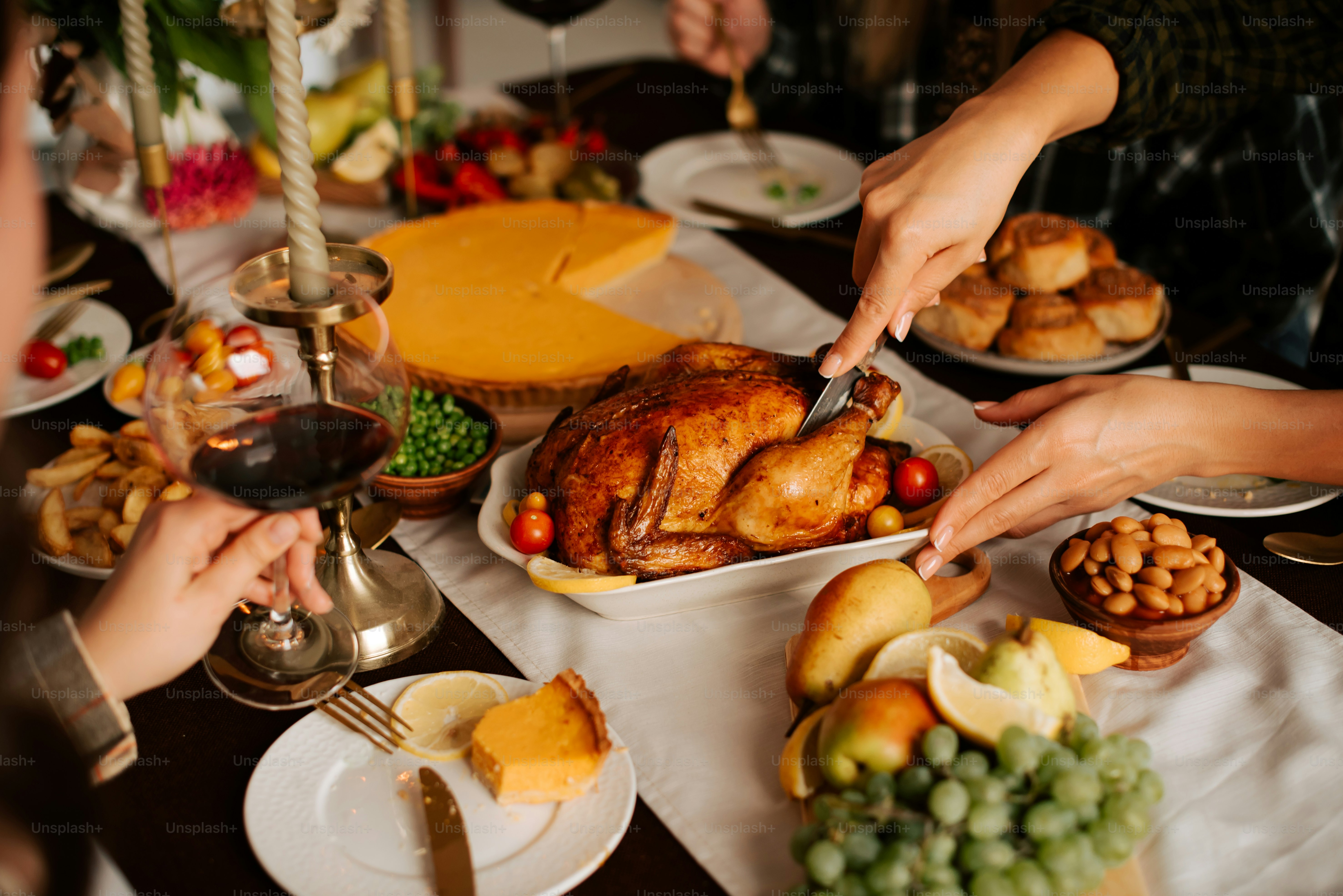 Un groupe de personnes coupant une dinde sur une table photo – Image de  Action de grâce sur Unsplash, image size:3000x2003