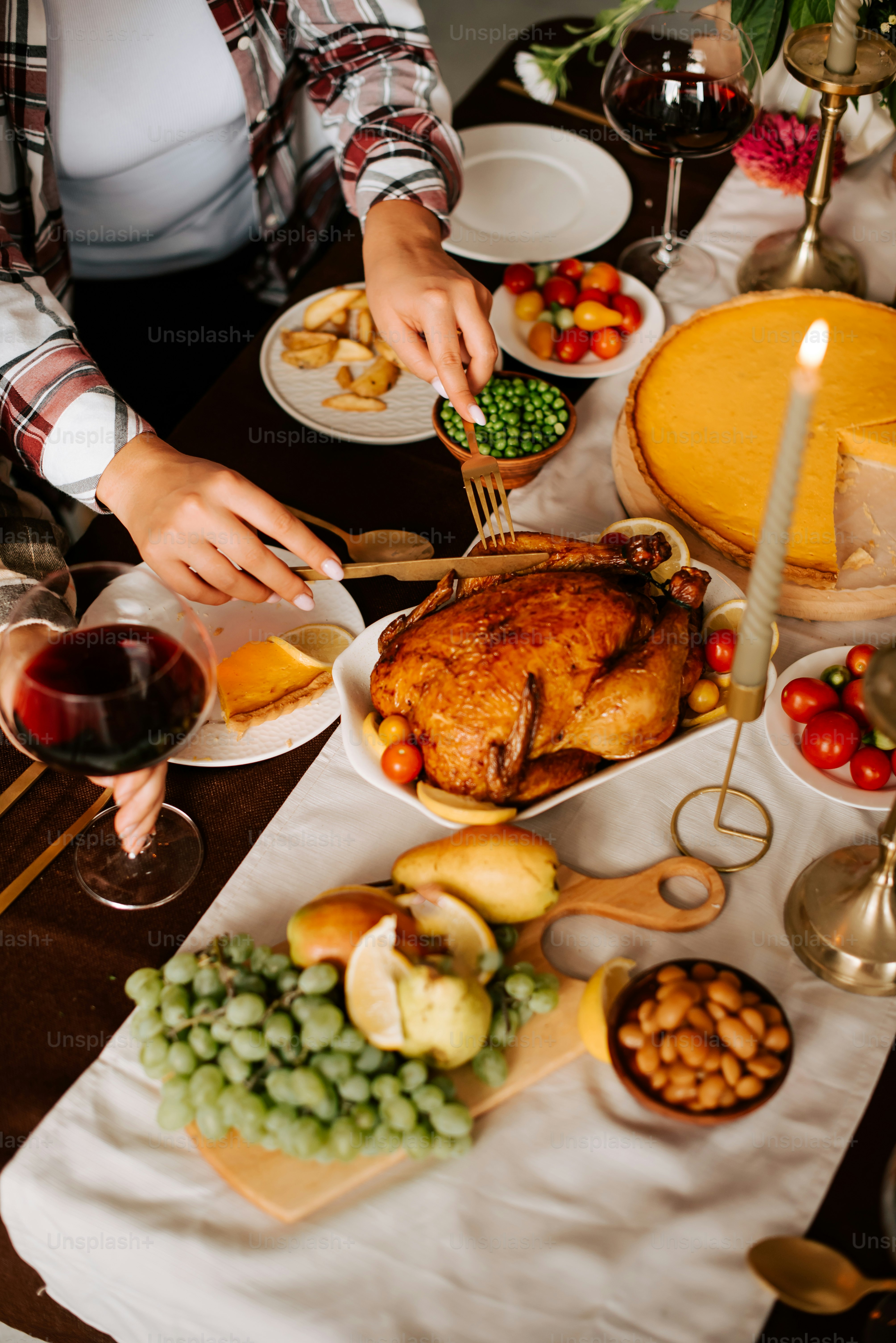 人が七面鳥をテーブルに置いています