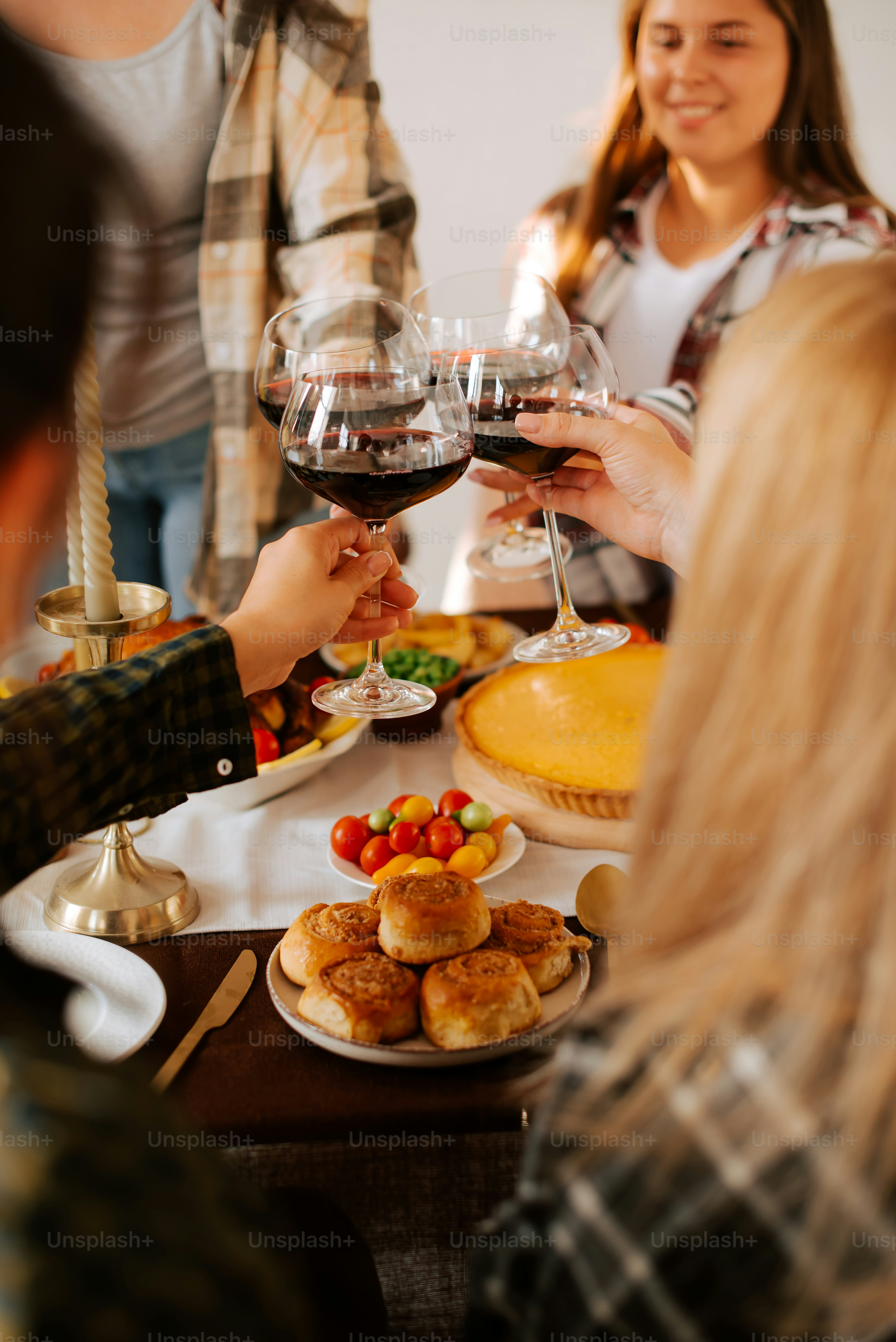 un groupe de personnes assises autour d’une table avec de la nourriture et du vin