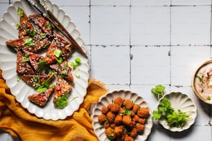 una mesa cubierta con platos de comida y tazones de salsa