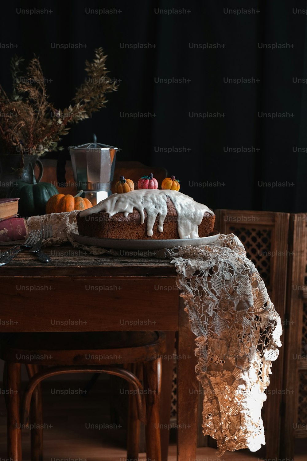 una mesa cubierta con un pastel cubierto de glaseado