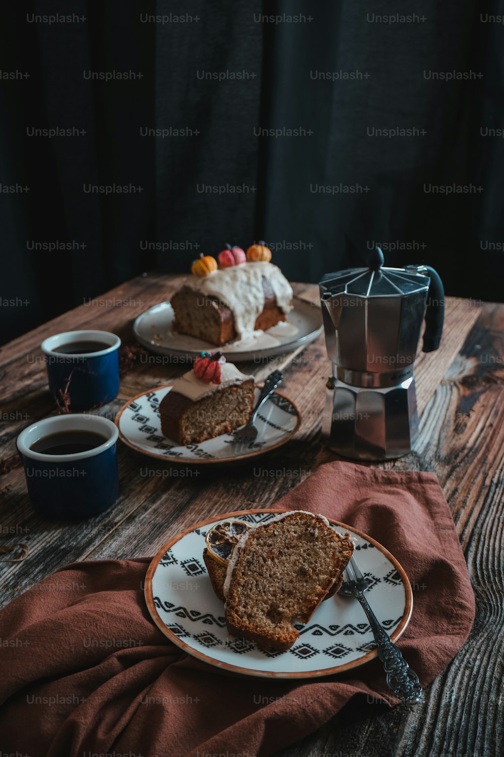 Dos platos con rebanadas de pastel y una taza de café