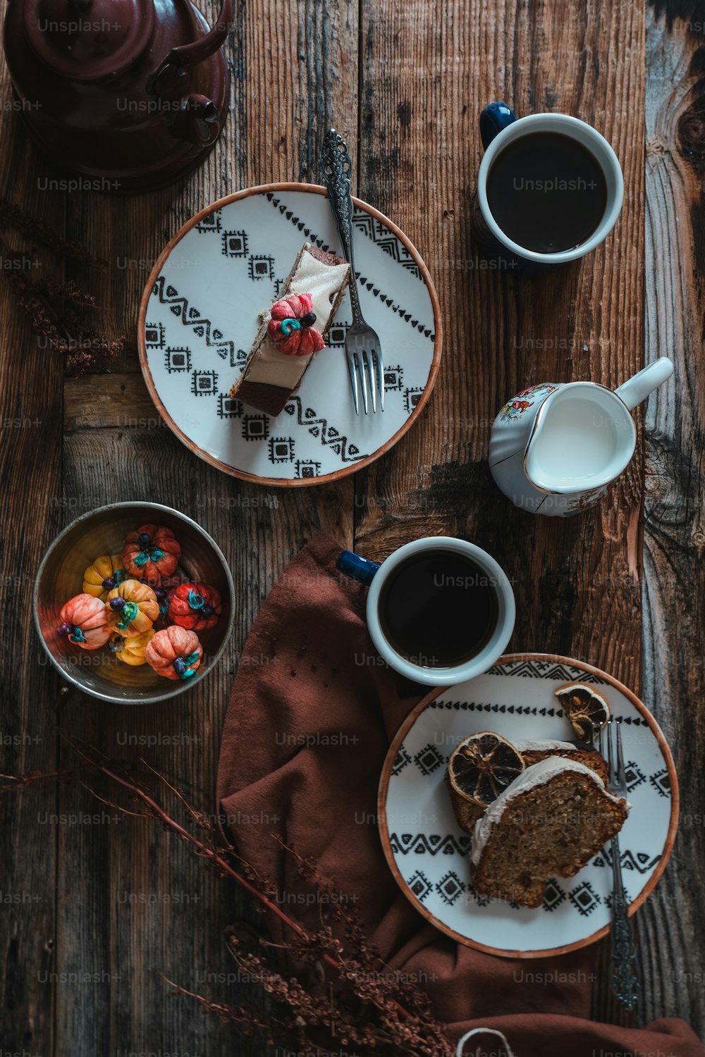 una mesa con dos platos de comida y dos tazas de café