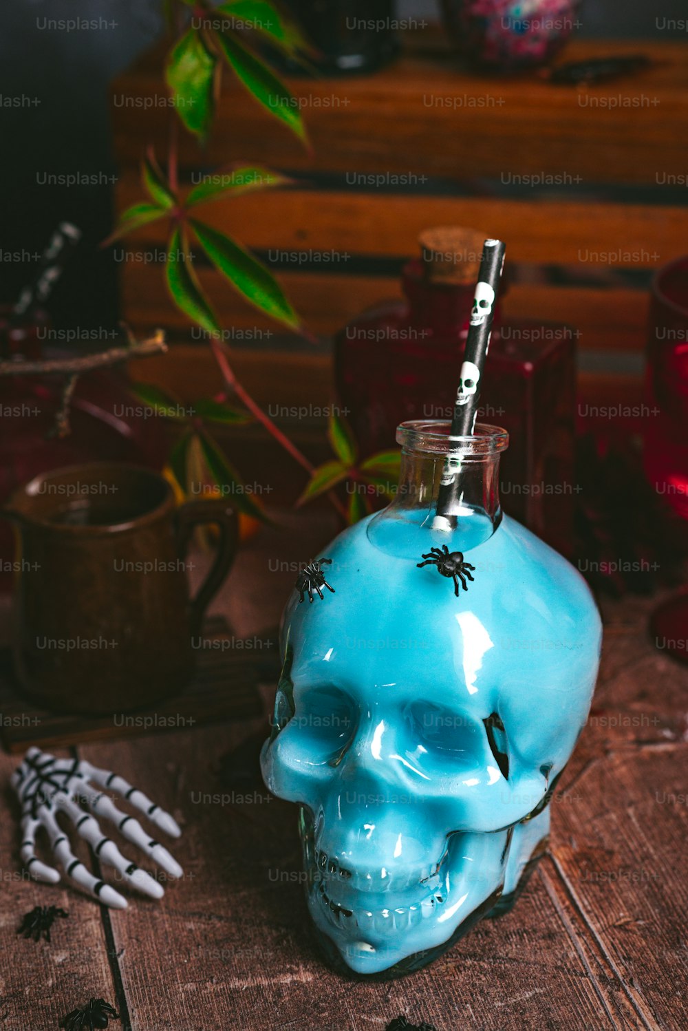 eine blaue Flasche in Form eines Totenkopfes mit einer Zahnbürste darin