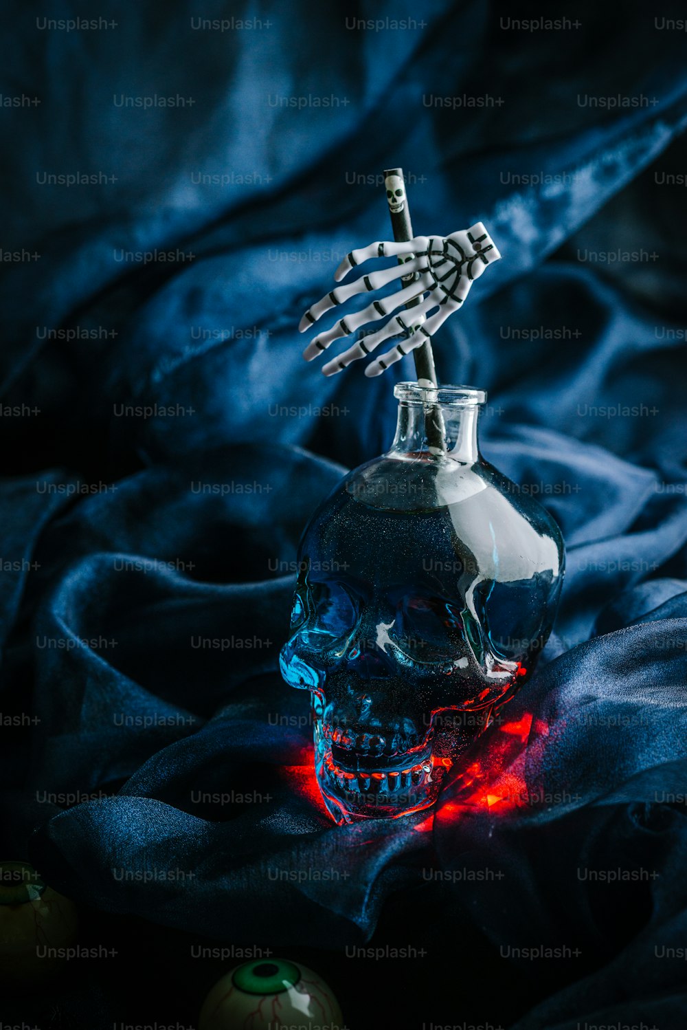 um crânio em uma garrafa de vidro com um esqueleto em cima dele