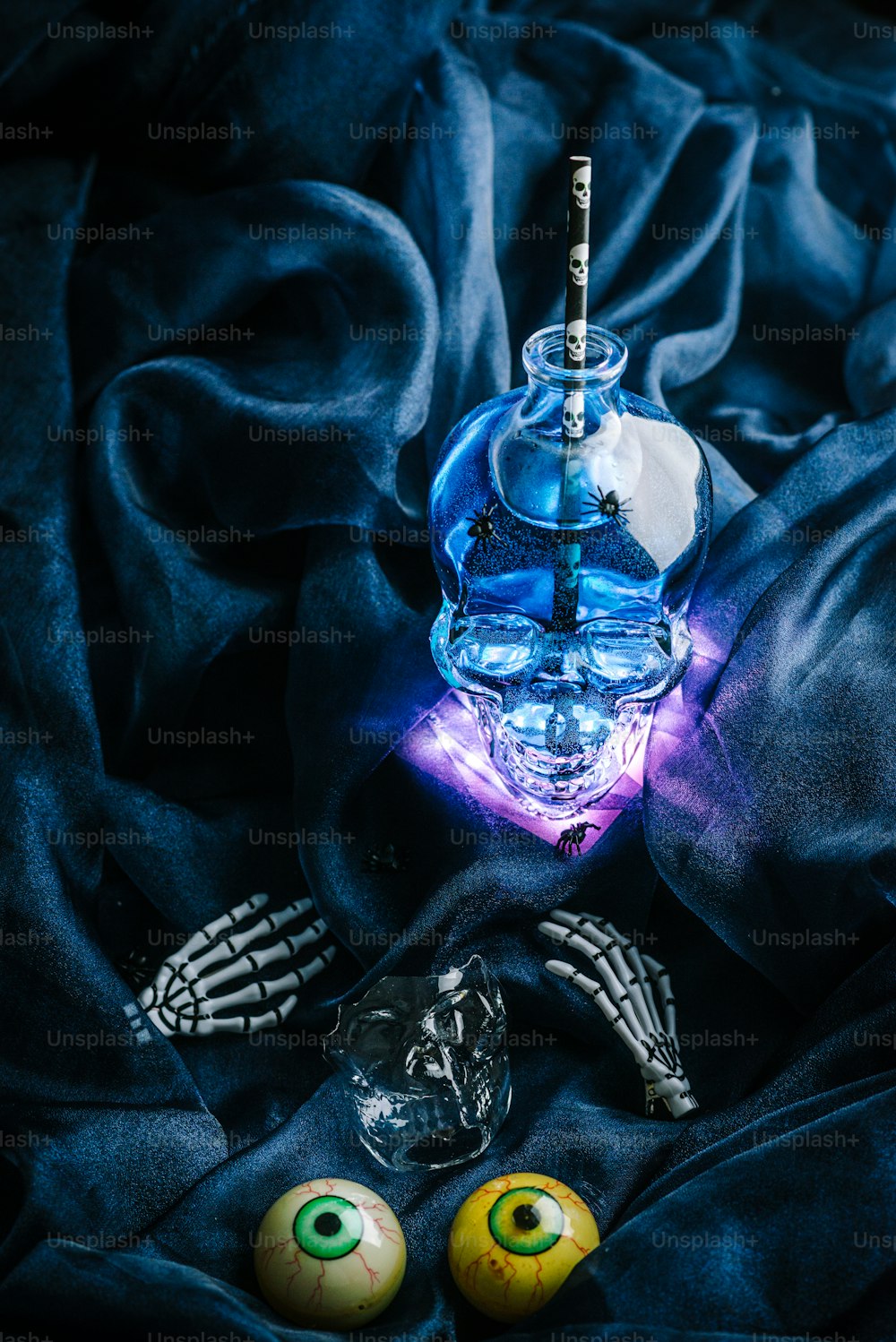 una botella de vidrio con un cepillo de dientes sentado sobre un paño azul