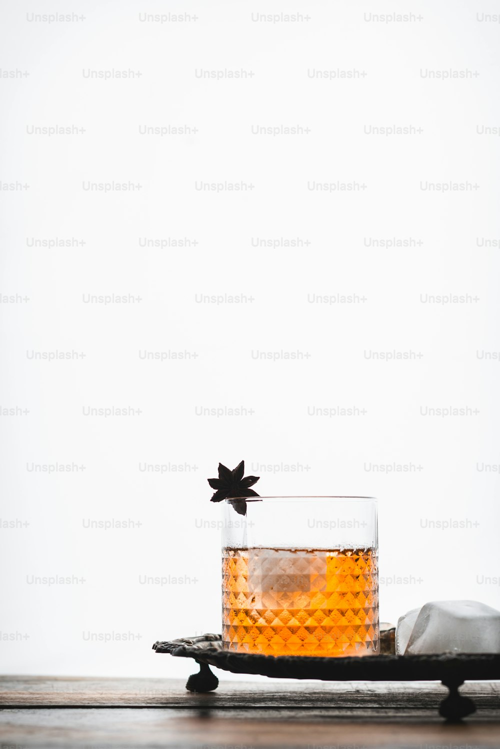 un bicchiere pieno di liquido seduto sopra un vassoio