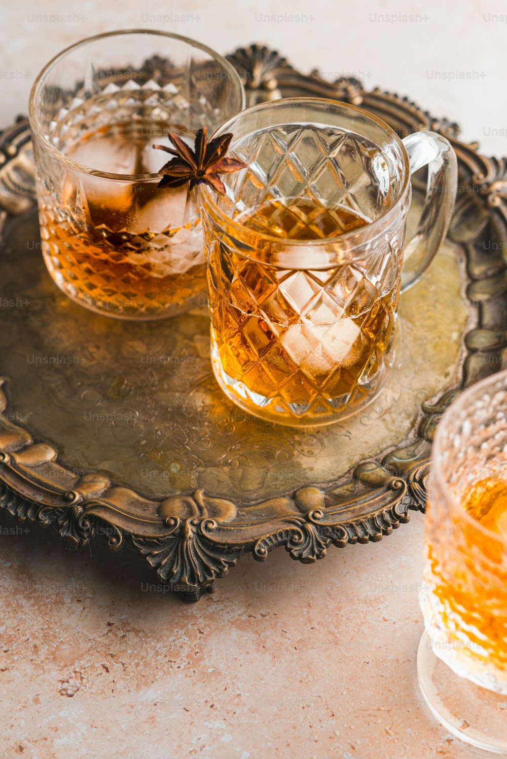 Due bicchieri di whisky siedono su un vassoio