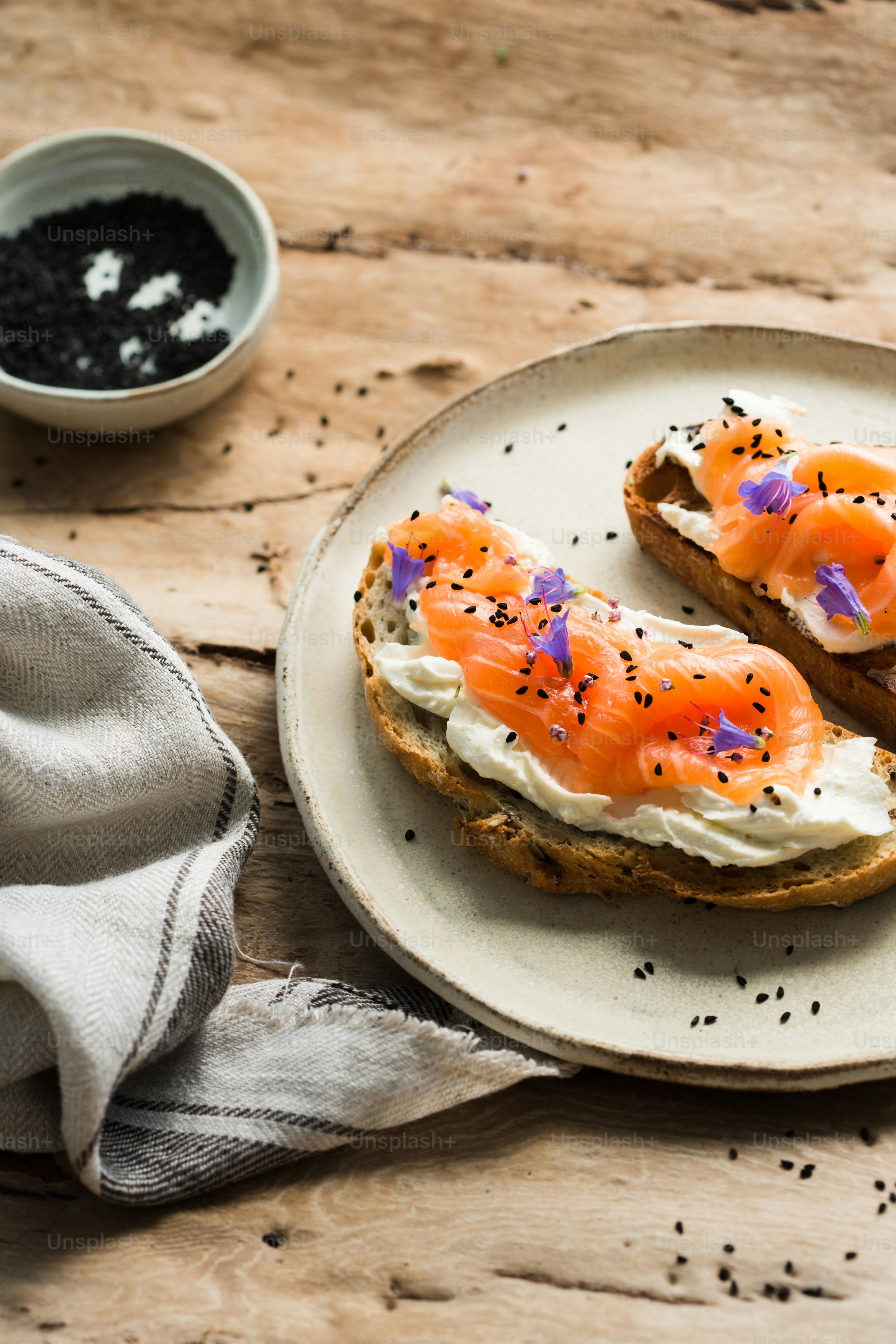 un bagel con queso crema y salmón