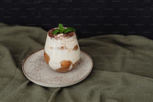 Ein Dessert sitzt auf einem Teller auf einem Bett
