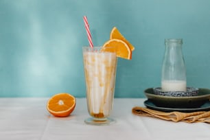 un verre de jus d’orange à côté d’une tranche d’orange