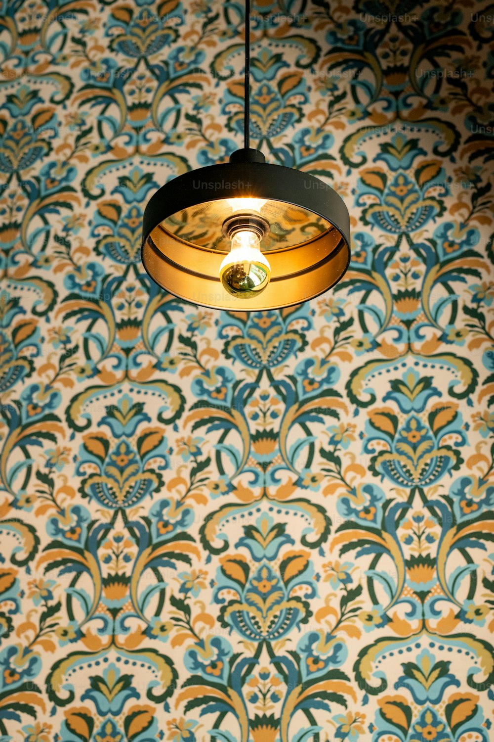 eine Lampe, die von der Decke in einem Raum hängt