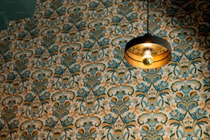 una lámpara colgando del techo en una habitación