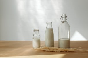 un tavolo di legno sormontato da due bottiglie di latte
