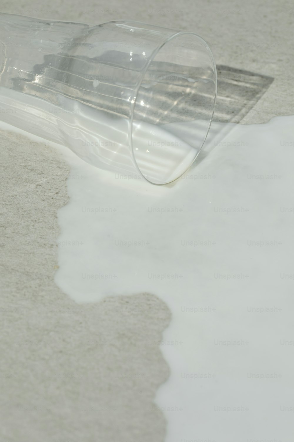 ein durchsichtiges Plastikrohr, das auf einem weißen Boden sitzt