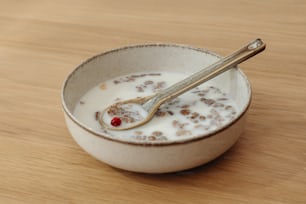 una ciotola di cereali con dentro un cucchiaio